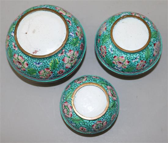 A nest of three Canton enamel boxes and covers, 4in et infra.